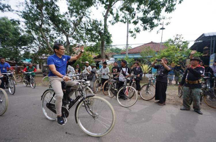 Bersepeda Ontel Keliling Desa Sambit Ponorogo, Sandiaga Janji Stop Utang