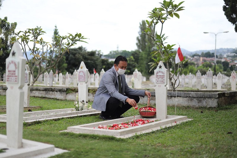 Ziarah makam peringatan Bandung Lautan Api. (Foto: Humas Kota Bandung)
