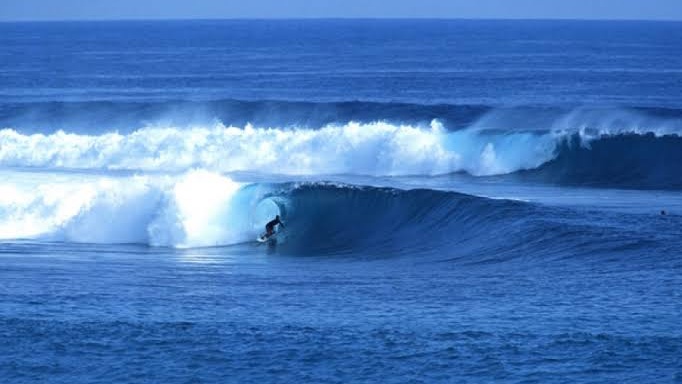 Bukan Cuma Bali, Nih 3 Spot Surfing Lain di Indonesia dengan Ombak Terbaik