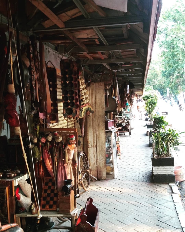 Pasar barang antik Jalan Surabaya. (Foto: instagram.com/komarmarco)