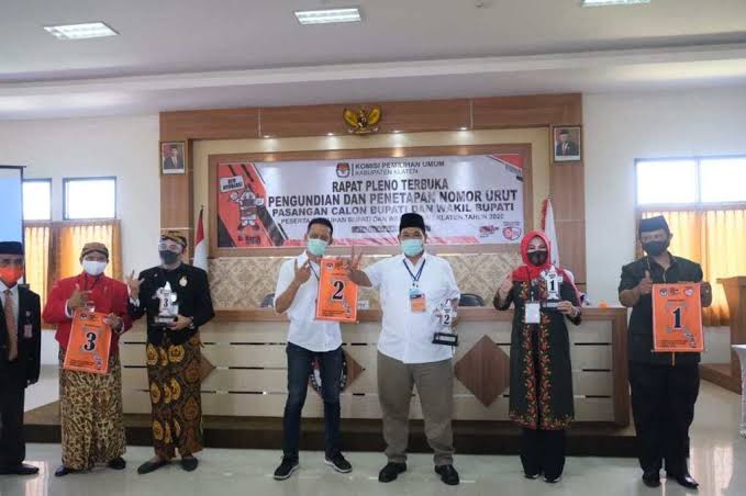 Ketiga paslon Pilkada Klaten Jawa Tengah mengambil nomor urut. (MP/Ismail)