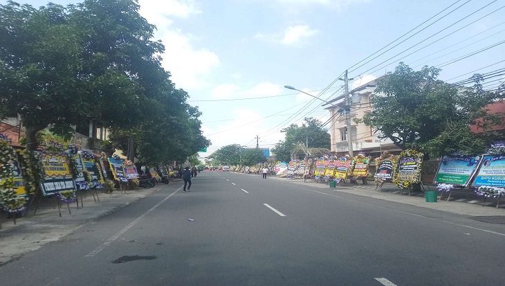 Karangan bunga ucapan belasungkawa memadati rumah duk ibunda Presiden Jokowi, Kamis (26/3). (MP/Ismail)