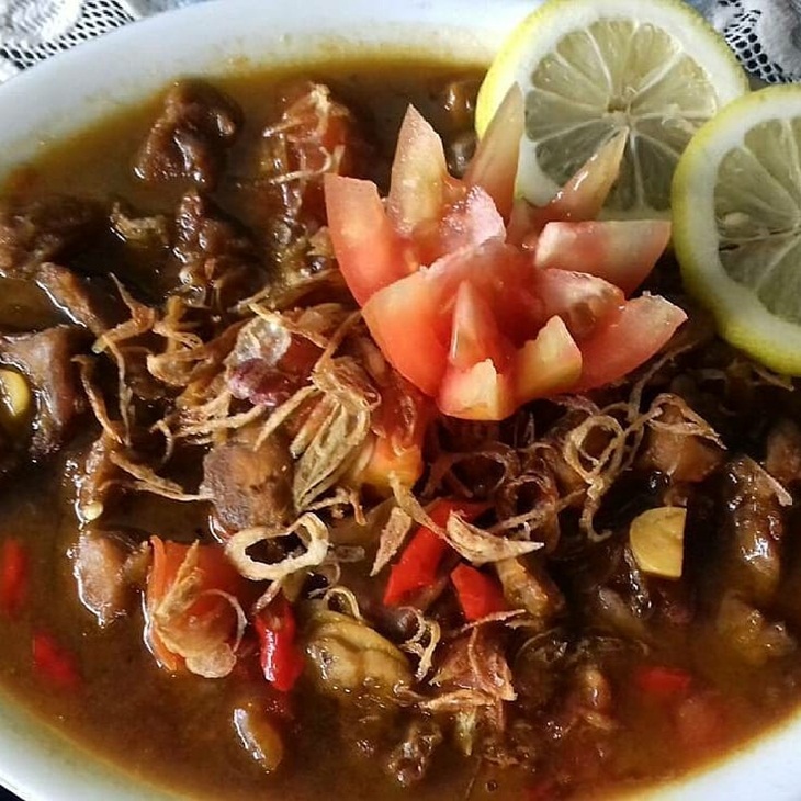 Daging kambing untuk krengsengan terlebih dahulu dilumuri dengan patis dan kecap manis lalu didiamkan beberapa menit. (Foto: Instagram/persadaaqiqah)