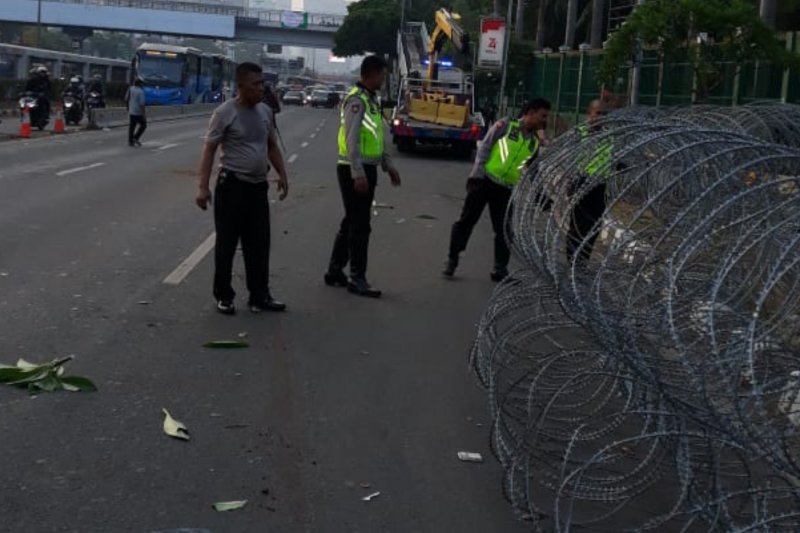 Barikade Kawat Berduri Hadang Massa Dekati Gerbang DPR