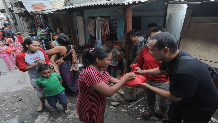 Komunitas Banteng Muda yang konsisten dengan kegiatan sosial membagikan dua ton beras di lima titik di Kampung Muara Baru, Jakarta Utara.