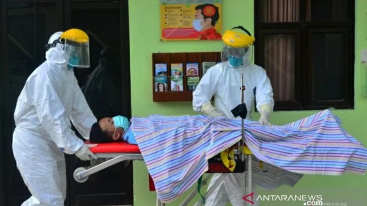 Tenaga kesehatan sedang merawat pasien positif COVID-19. ANTARA/Dokumen