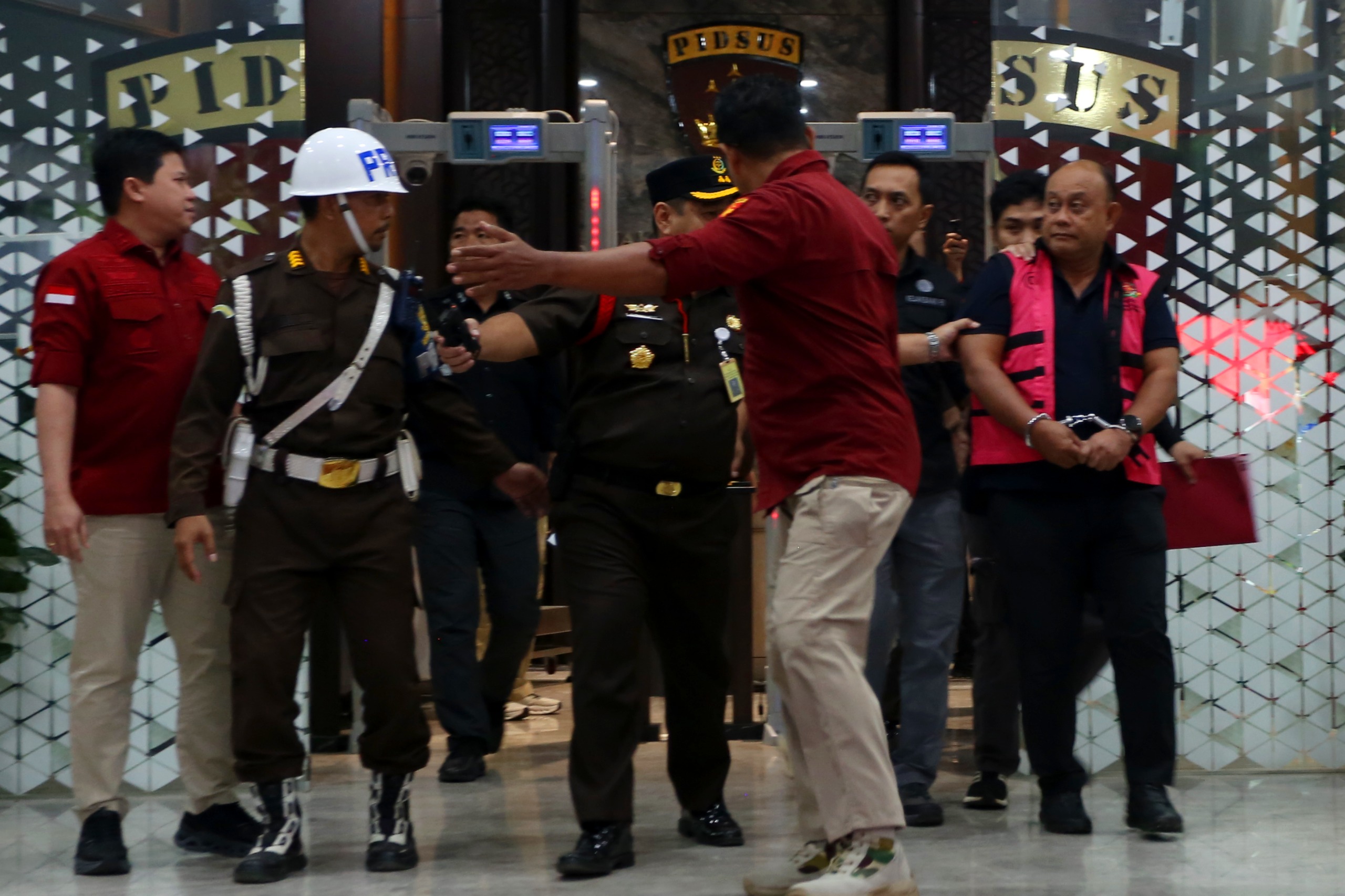  Mantan Kepala Badan Gizi Nasional Dadan Hindayana digiring dengan tangan dibogrol ke mobil tahanan Kejagung pada Rabu (3/6). (MP/Didik)