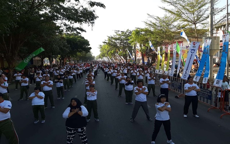 Ribuan Warga Solo Syukuri Pertemuan Jokowi dan Prabowo dengan Senam Massal