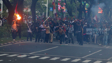 Aksi Bentrok Demo Bubarkan DPR di Jalan Gerbang Pemuda, Spark Mall Senayan Jakarta