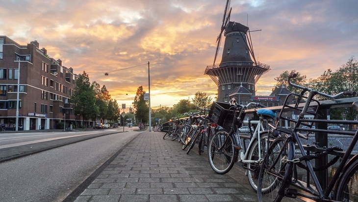Kincir angin raksasa terlihat dari kejauhan. (Foto: Pixabay/francescoronge)