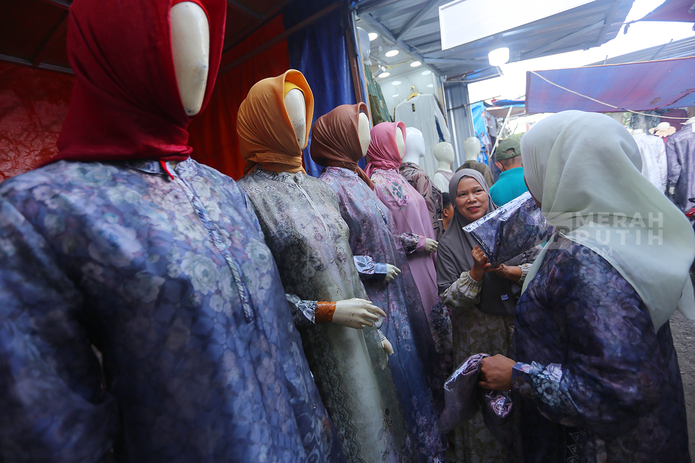 Jelang Lebaran, Warga Serbu Pasar Tasik Cideng Berburu Baju Muslim Murah