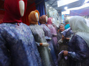 Jelang Lebaran, Warga Serbu Pasar Tasik Cideng Berburu Baju Muslim Murah