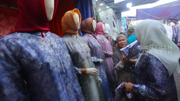 Jelang Lebaran, Warga Serbu Pasar Tasik Cideng Berburu Baju Muslim Murah