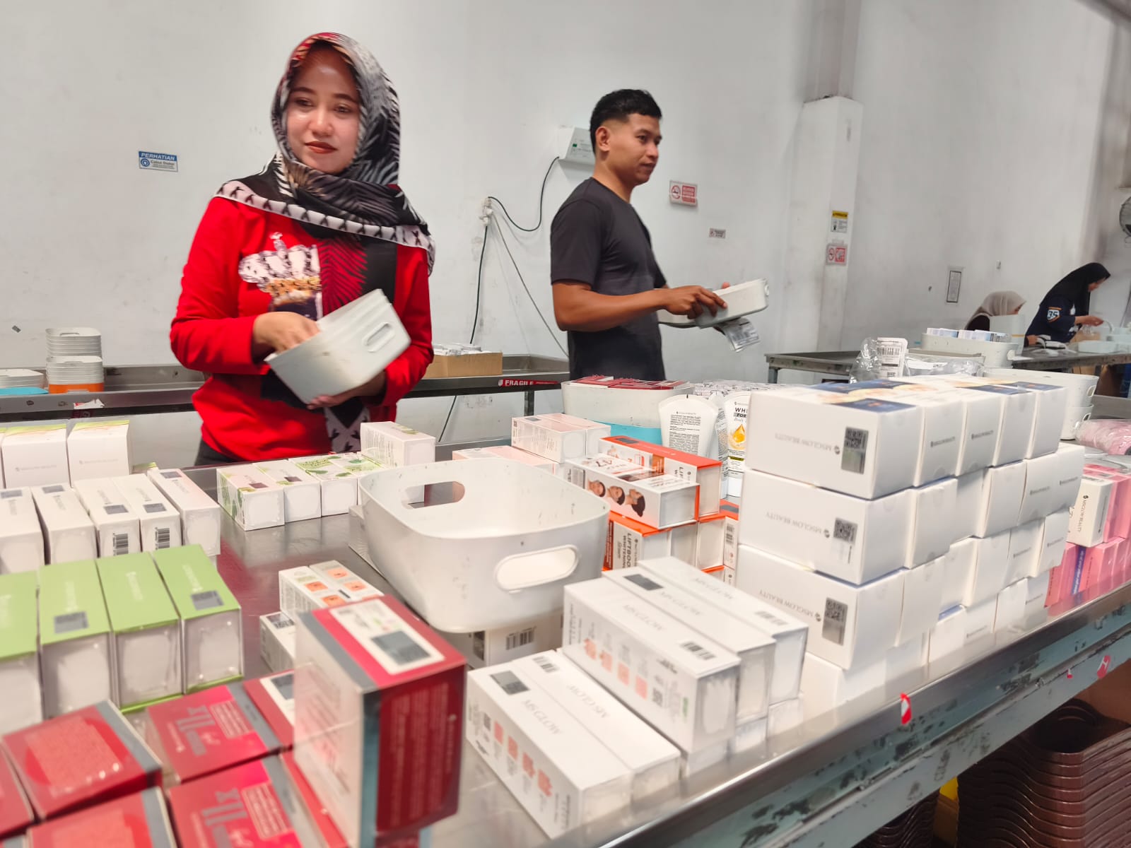 Karyawan MS Glow tangani ribuan pesanan setiap hari