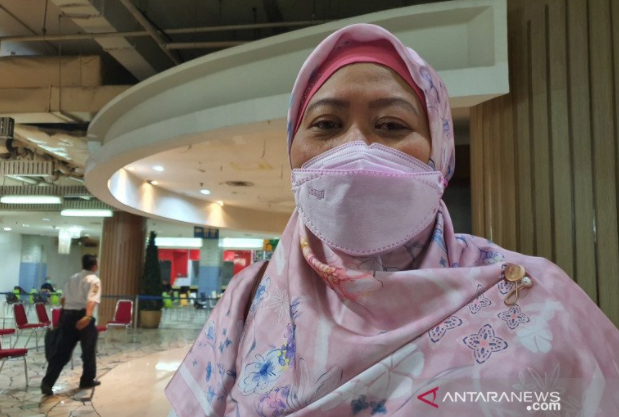 Koordinator pelaksana vaksinasi Pasar Tanah Abang Siti Khalimah, Selasa (23/2). (ANTARA/Livia Kristianti)