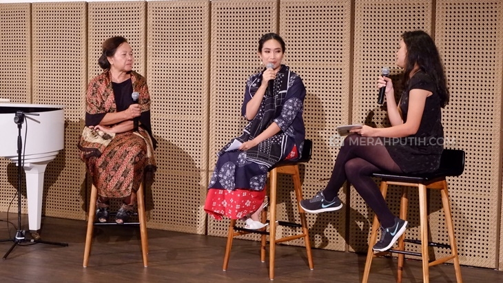 Happy Salma dan Astuti Ananta Toer (anak gadis Pram) saat talkshow
