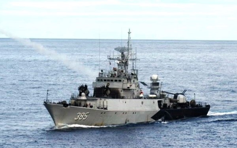  Kapal Perang TNI AL KRI Teuku Umar Cegat Kapal Ikan Vietnam 
