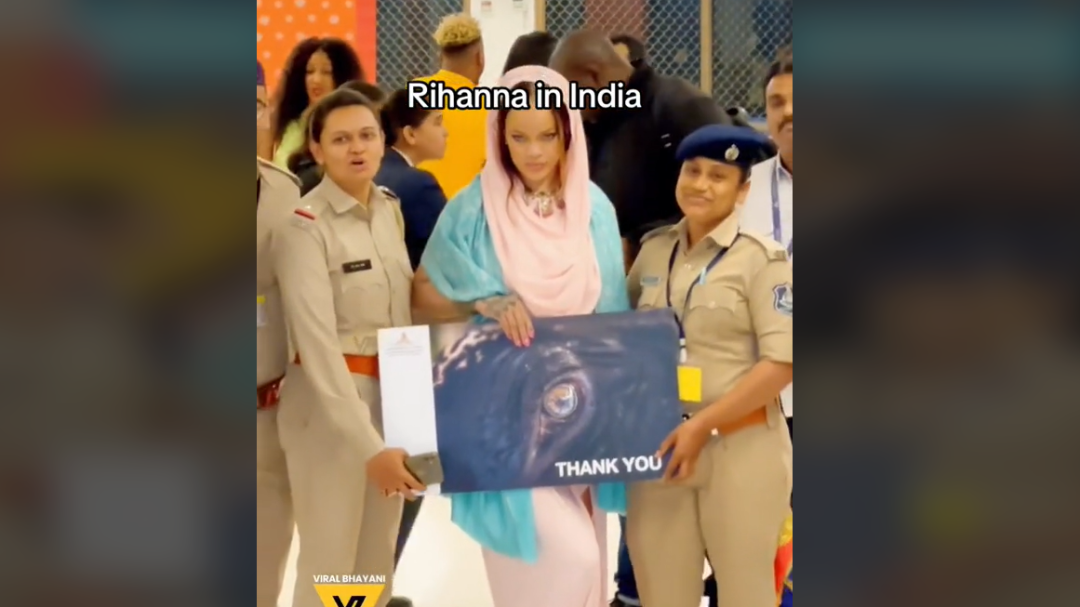 Selesai Tampil di Pesta Anant Ambani, Rihanna Foto Bareng dengan Petugas Bandara dan Jurnalis