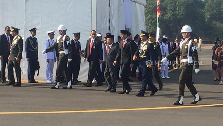 Presiden Jokowi dan Wapres JK dalam perayaan HUT TNI ke 74 di Lanud Halim Perdanakusuma, Jakarta. (Foto: MP/Kanugrahan)