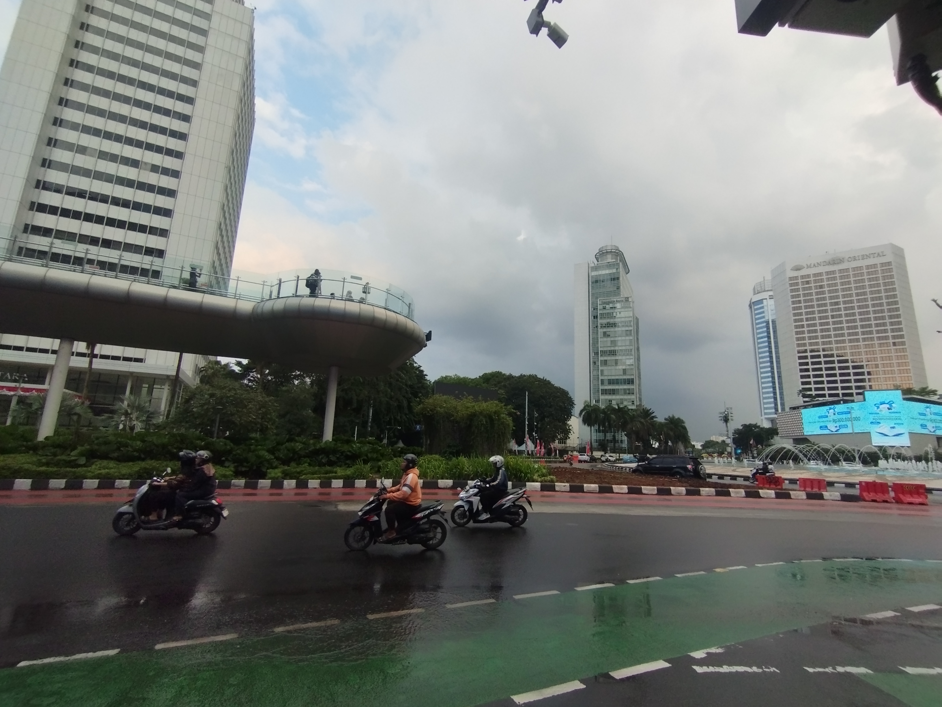 Kondisi Bundaran HI Tenang, Transportasi Umum Beroperasi Walau Tidak Berhenti di Beberapa Halte atau Stasiun