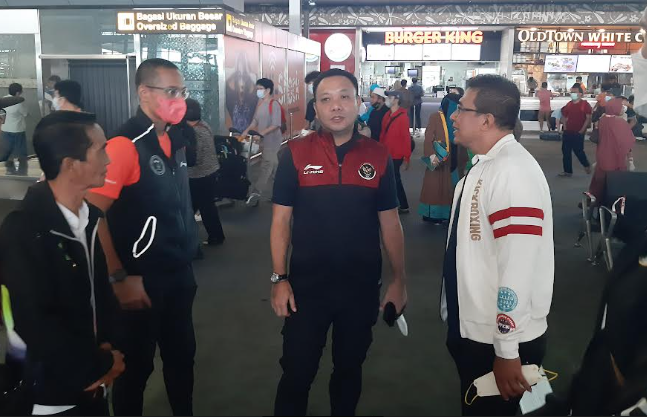  Ketua Chef de Mission (CdM) Ferry J Kono dan Deputi I CdM Teuku Arlan Perkasa Lukman di Bandara Soekarno-Hatta, Tangerang, Banten, Rabu (4/5).