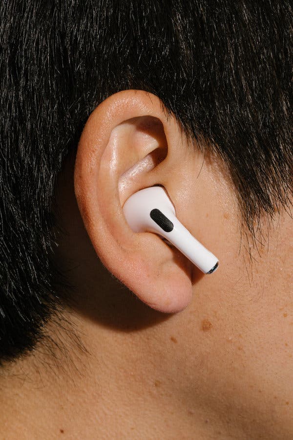 Earphone agar bisa meeting atau kelas online di mana saja. (Foto The NY Times)