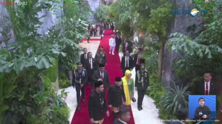 Tampil Kompak di Pelantikan, Prabowo-Gibran Kenakan Baju Adat Bangsawan Ujung Serong