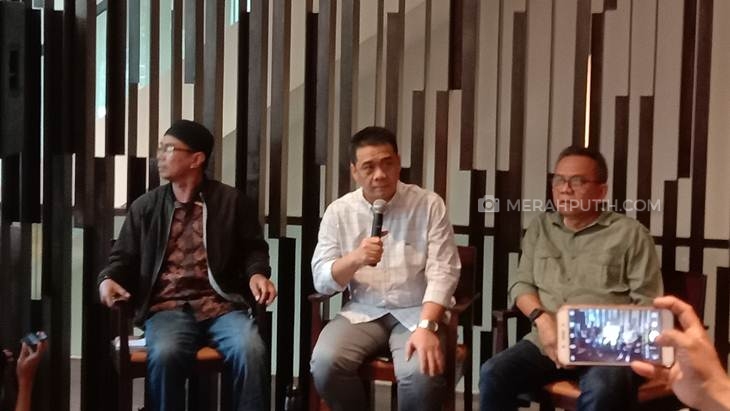 Calon wakil gubernur (cawagub) DKI Jakarta menggantikan Sandiaga Uno, Ahmad Riza Patria (tengah) dan Ketua DPD Gerindra DKI Jakarta M Taufik (kanan). (Foto: MP/Asropih)