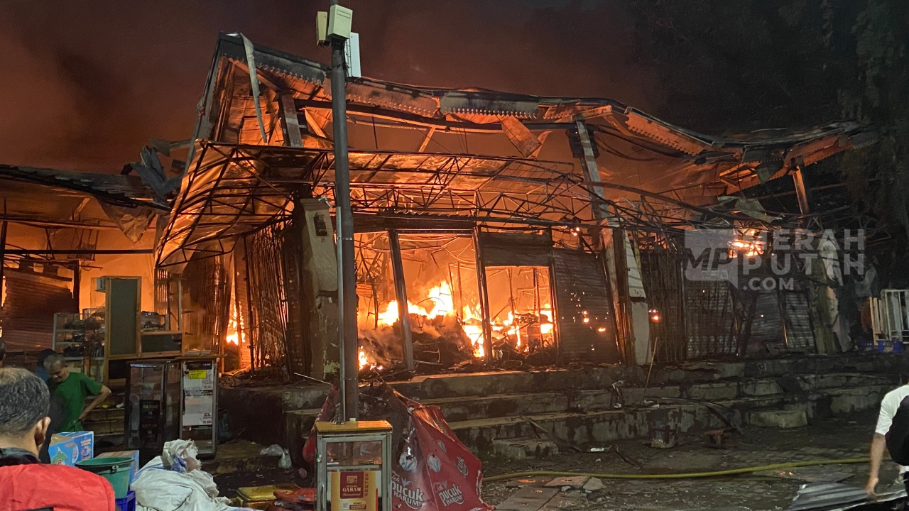 Pasar Ikonis Taman Puring Mayestik Habis Terbakar, Pemadaman Masih Berlangsung