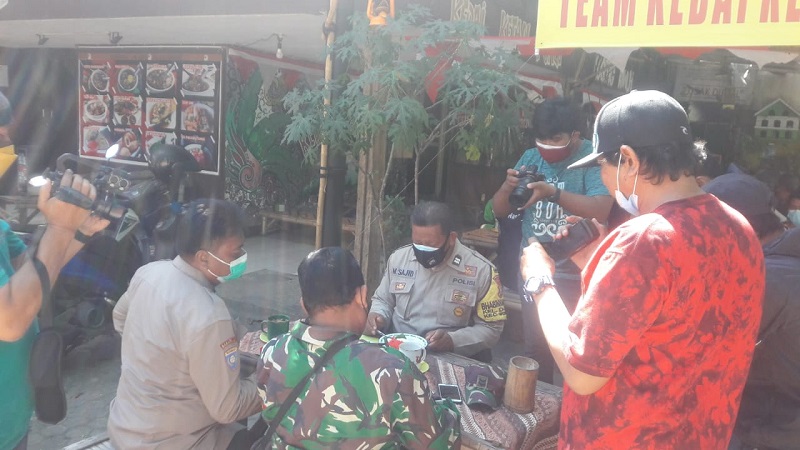 Pemilik kedai ketan membagikan seporsi ketan merah putih secara gratis. (Foto: MP/Budi)