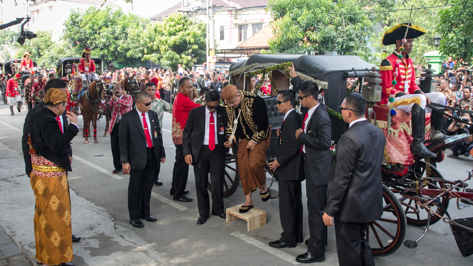 Mempelai pria Bobby Nasution turun dari kereta kencana saat akan melaksanakan prosesi ijab qobul dan resepsi pernikahan dengan Kahiyang Ayu di gedung Graha Saba Buana, Solo, Jawa Tengah. Acara resepsi pernikahan putri Presiden Joko Widodo, Kahiyang Ayu dengan Bobby Nasution dihadiri sejumlah tamu undangan di antaranya pejabat negara, artis, hingga masyarakat umum. ANTARA FOTO/Mohammad Ayudha