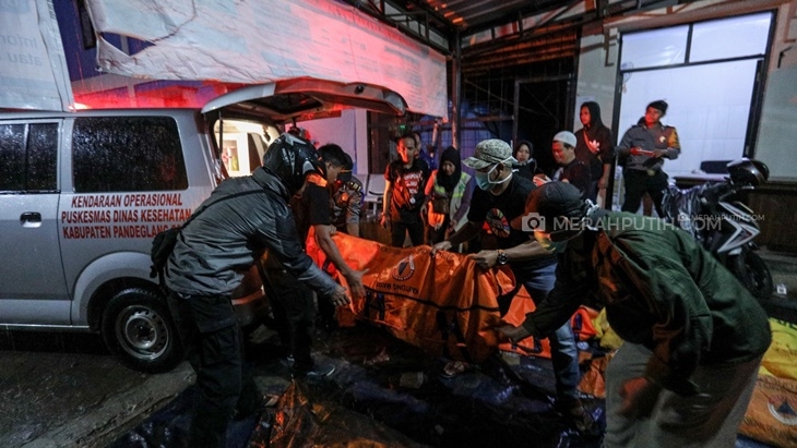 Relawan Tagana Gabungan Bantu Korban Tsunami di Lampung