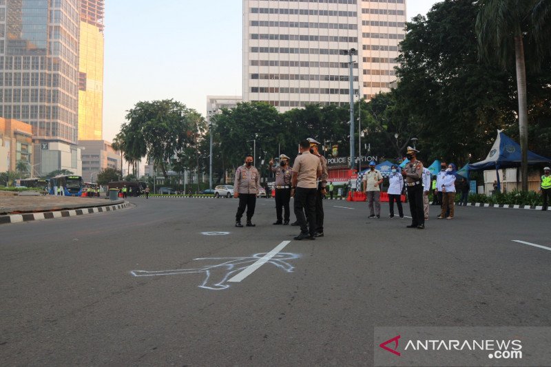 Polda Metro Jaya dan Korlantas Polri menggelar olah tempat kejadian perkara (TKP) kasus tabrakan antara Mercedez dengan satu pesepeda di Bundaran HI, Jakarta Pusat, Rabu pagi (17/3/2021). ANTARA/Fianda Sjofjan Rassat