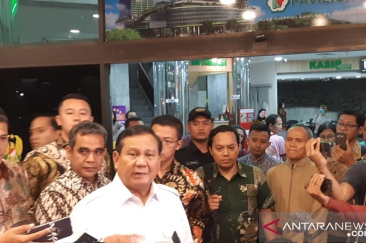 Ketua Umum Partai Gerindra, Prabowo Subianto ketika ditemui usai membesuk Menteri Koordinator bidang Politik, Hukum, dan Keamanan Wiranto di RSPAD Gatot Subroto Jakarta, Jumat (11/10/2019). (ANTARA/ Abdu Faisal)