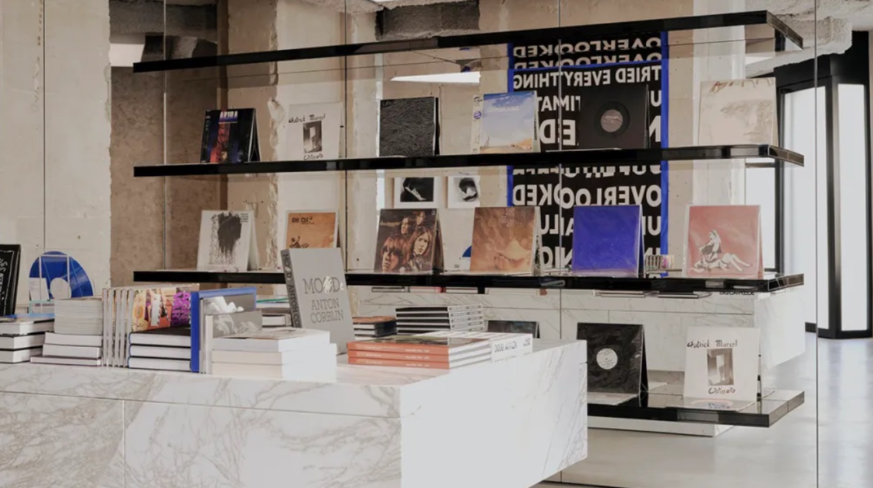 Saint Laurent Buka Toko Buku di Paris