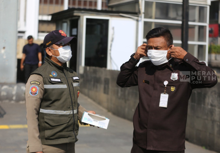 DPR Minta Pemerintah Tindak Tegas Pelaku Penggelembungan Harga Masker di Tengah Bencana