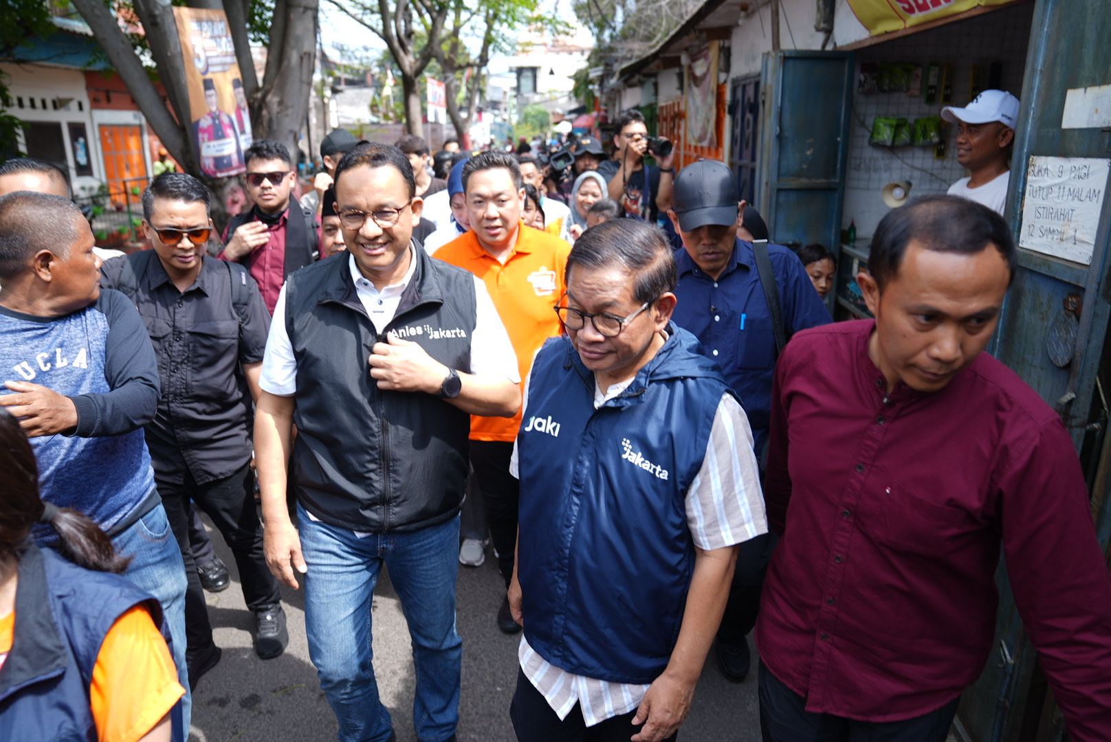 Blusukan Bareng Anies di Kapuk, Pramono Goreng Cilung