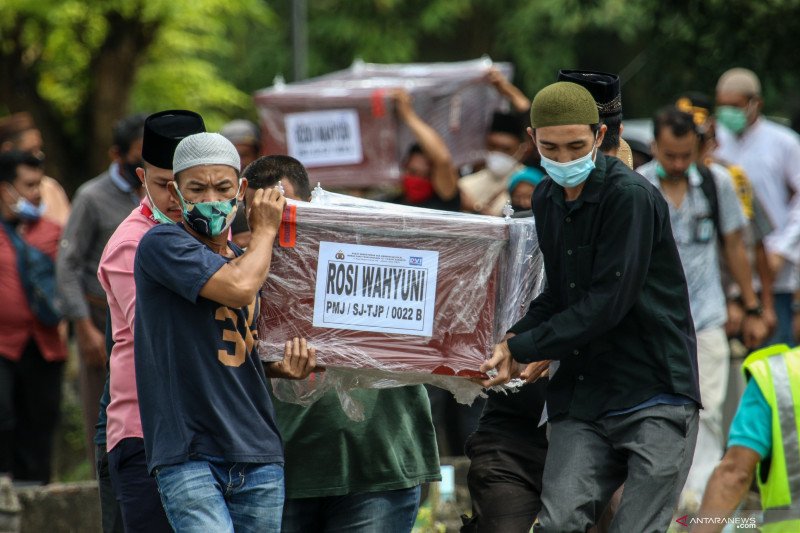 Keluarga dan kerabat mengusung peti jenazah Rizky Wahyudi dan Rosi Wahyuni untuk dimakamkan di pemakaman Jalan Muntok, Kota Pangkalpinang, Bangka Belitung, Selasa (19/1). ANTARA FOTO/Anindira Kintara