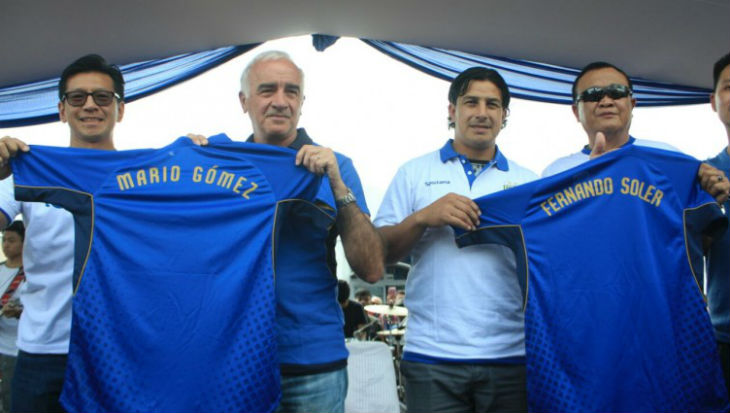 Persib Perkenalkan Roberto Carlos ke Bobotoh