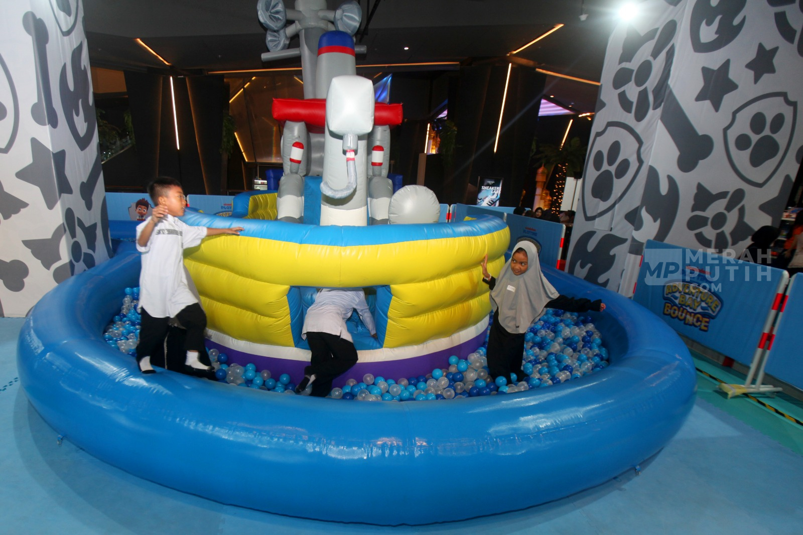 Kolaborasi Cow Play Cow Moo Bersama Carstensz Mall Tebarkan Semangat Berbagi 