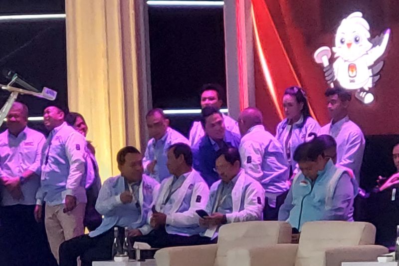 Mantan Menteri Kesehatan, Letnan Jenderal TNI (Purnawirawan) Terawan Agus Putranto, duduk di barisan pendukung pasangan calon nomor urut 2, Prabowo-Gibran, di debat terakhir capres, Minggu (4/2)