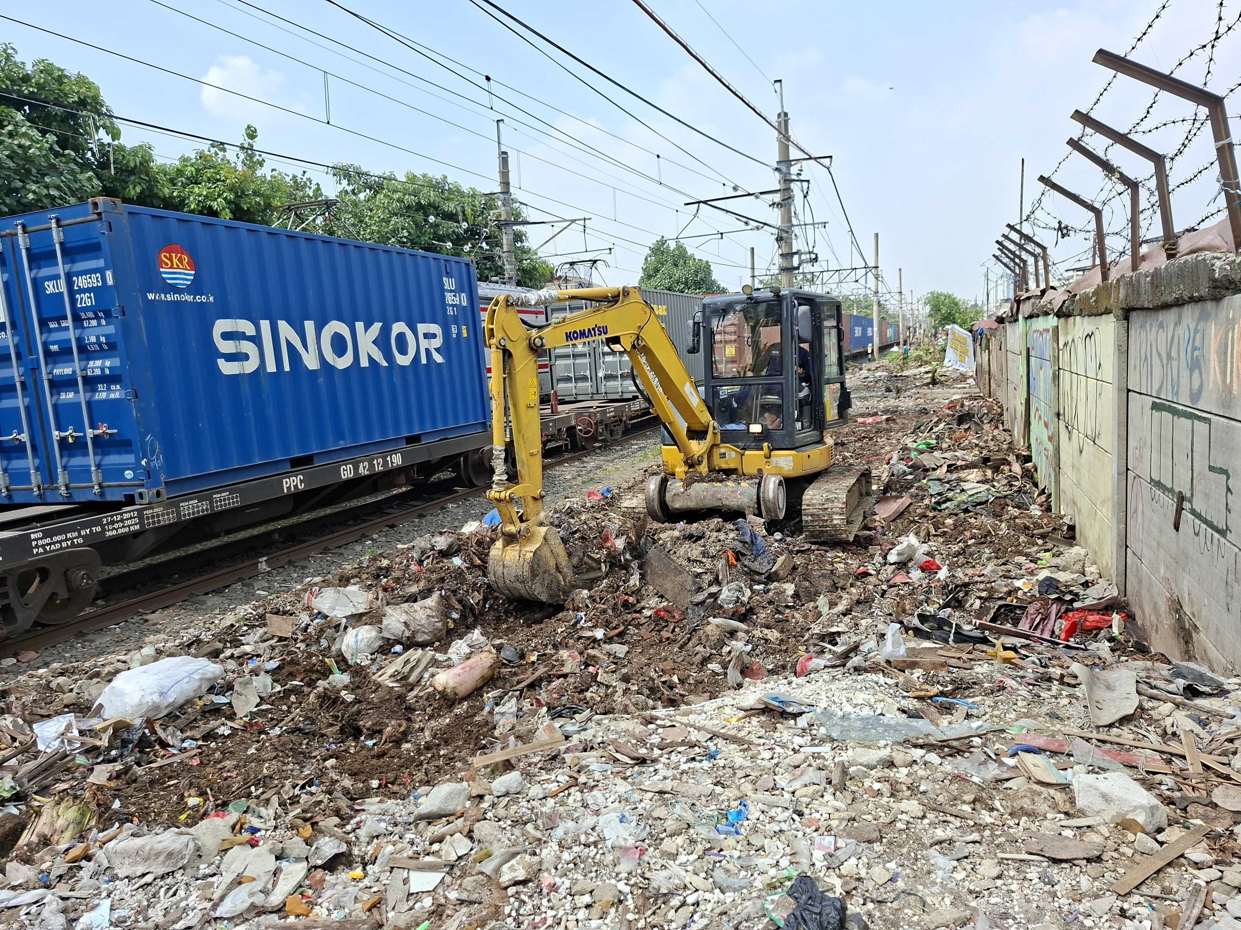 Bedeng Liar Stasiun Pasarsenen-Gaplok Dibongkar, Warga Mulai Pindah ke Hunian Senen