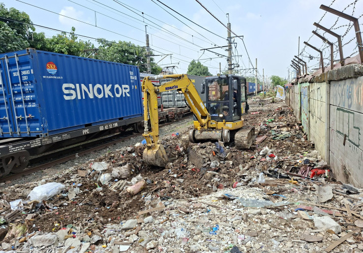 Bedeng Liar Stasiun Pasarsenen-Gaplok Dibongkar, Warga Mulai Pindah ke Hunian Senen