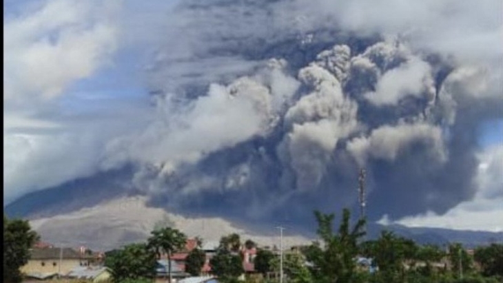 Gunung Sinabung Luncurkan Awan Panas Sejauh 1.500 meter
