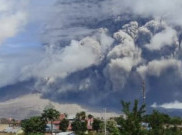 Gunung Sinabung Luncurkan Awan Panas Sejauh 1.500 meter