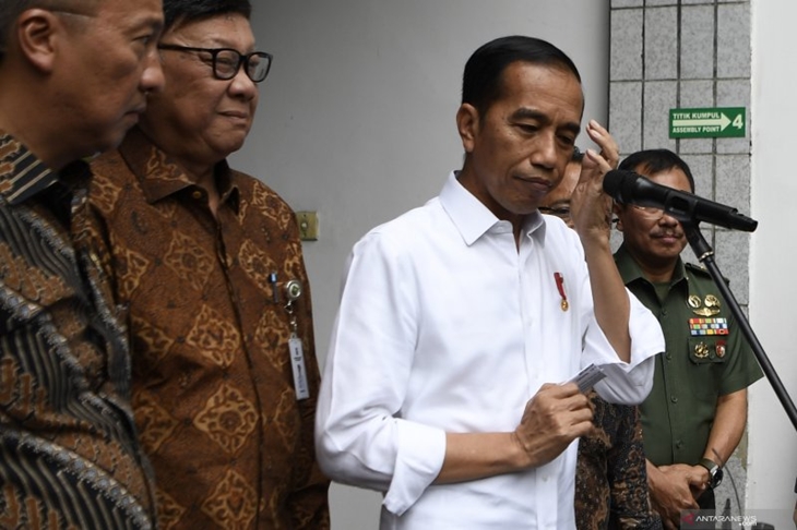 Presiden Joko Widodo (kedua kanan) bersama Menteri Sosial Agus Gumiwang Kartasasmita (kiri), Mendagri Tjahjo Kumolo (kedua kiri) menyampaikan keterangan kepada wartawan usai menjenguk Menko Polhukam Wiranto di Paviliun Kartika, RSPAD Gatot Soebroto, Jakarta, Kamis (10/10/2019). ANTARA FOTO/Puspa Perwitasari/pras.