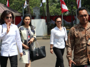 Pakai Kemeja Putih Nadiem Makarim dan Tetty Paruntu Datang ke Istana 