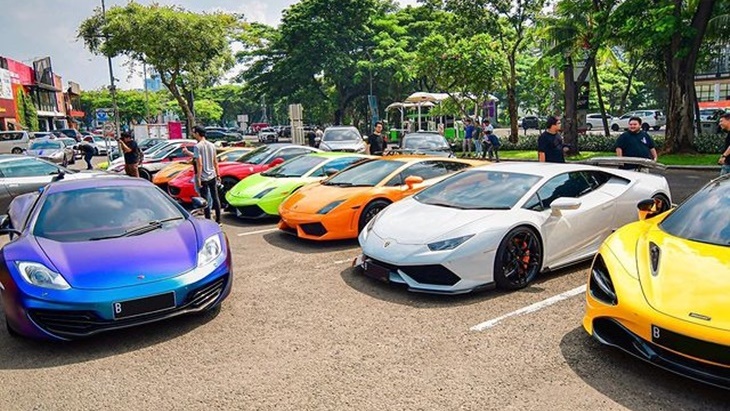 Kasual Pun Mewah, Intip Gaya Eksekutif Muda saat Nongkrong