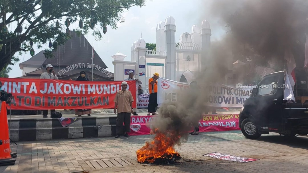 Demo Tuntut Jokowi Mundur, Massa Bakar Ban di Depan Balai Kota Solo