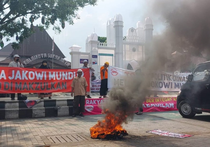Demo Tuntut Jokowi Mundur, Massa Bakar Ban di Depan Balai Kota Solo